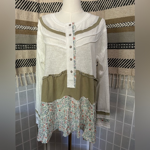 149. ❄️ NWOT POL Floral Patchwork Tiered Long Sleeved Blouse - Picture 2 of 4